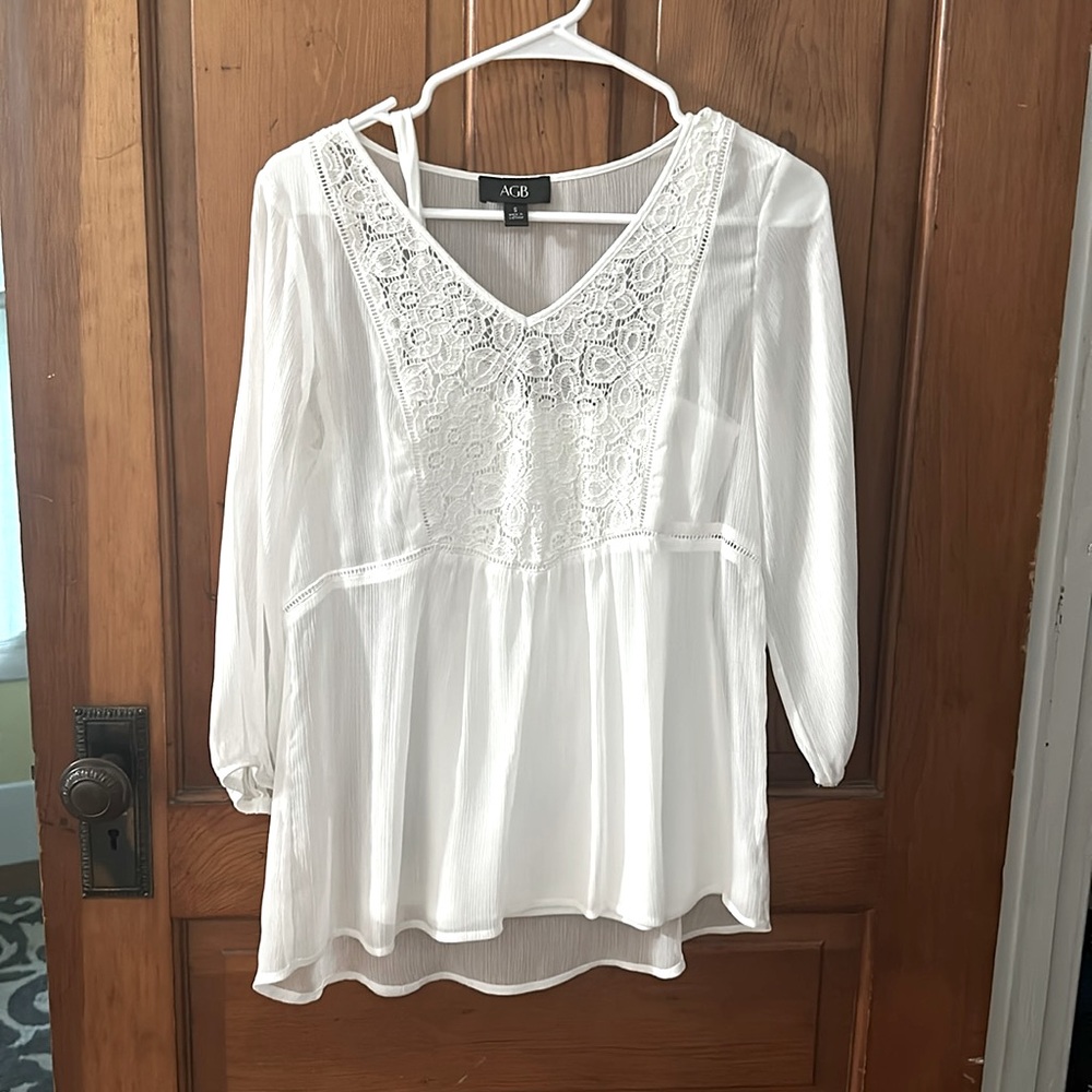 White lace and crêpe three-quarter sleeve blouse